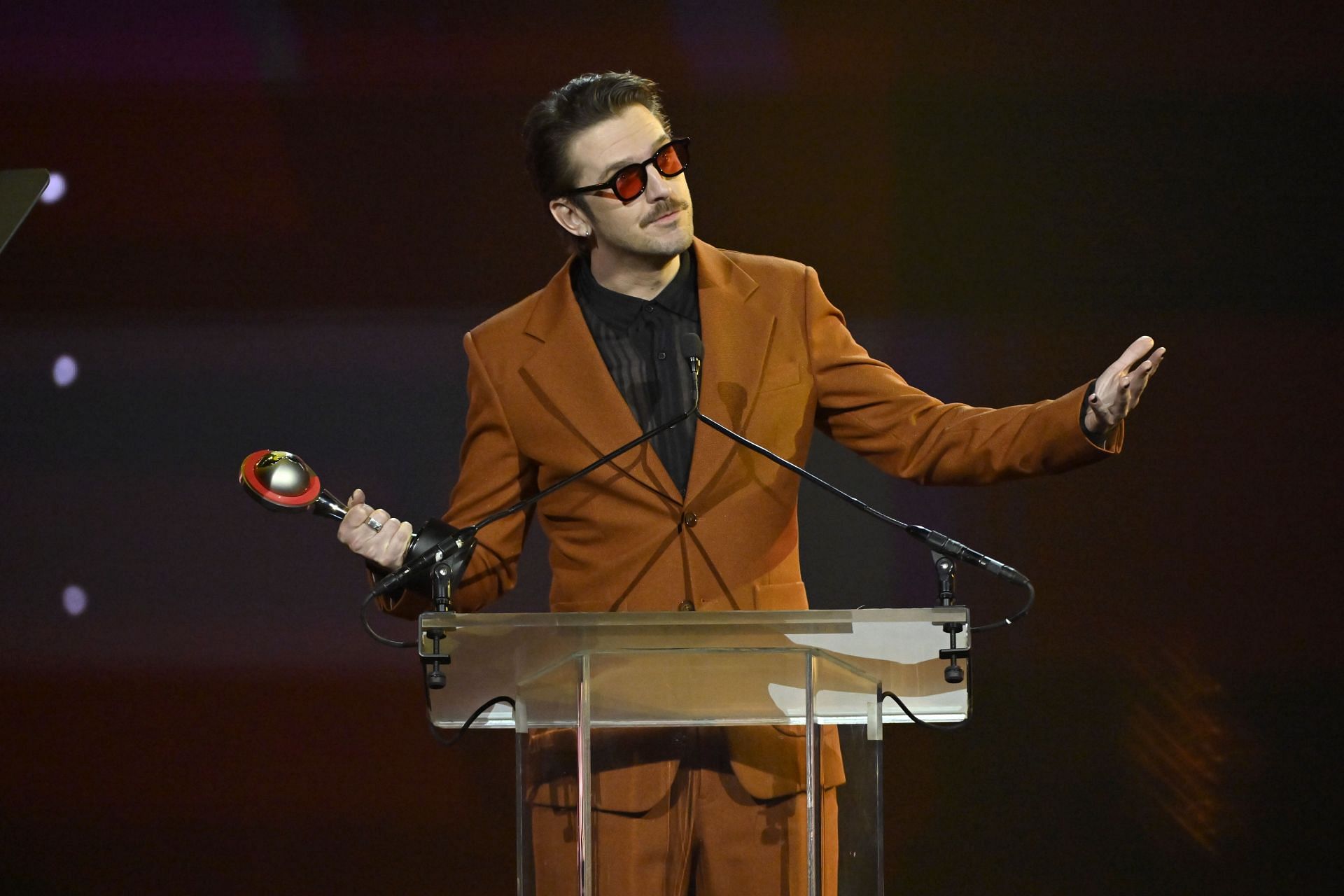 Dan Stevens, recipient of the Award of Excellence in Acting, (Image via Getty)